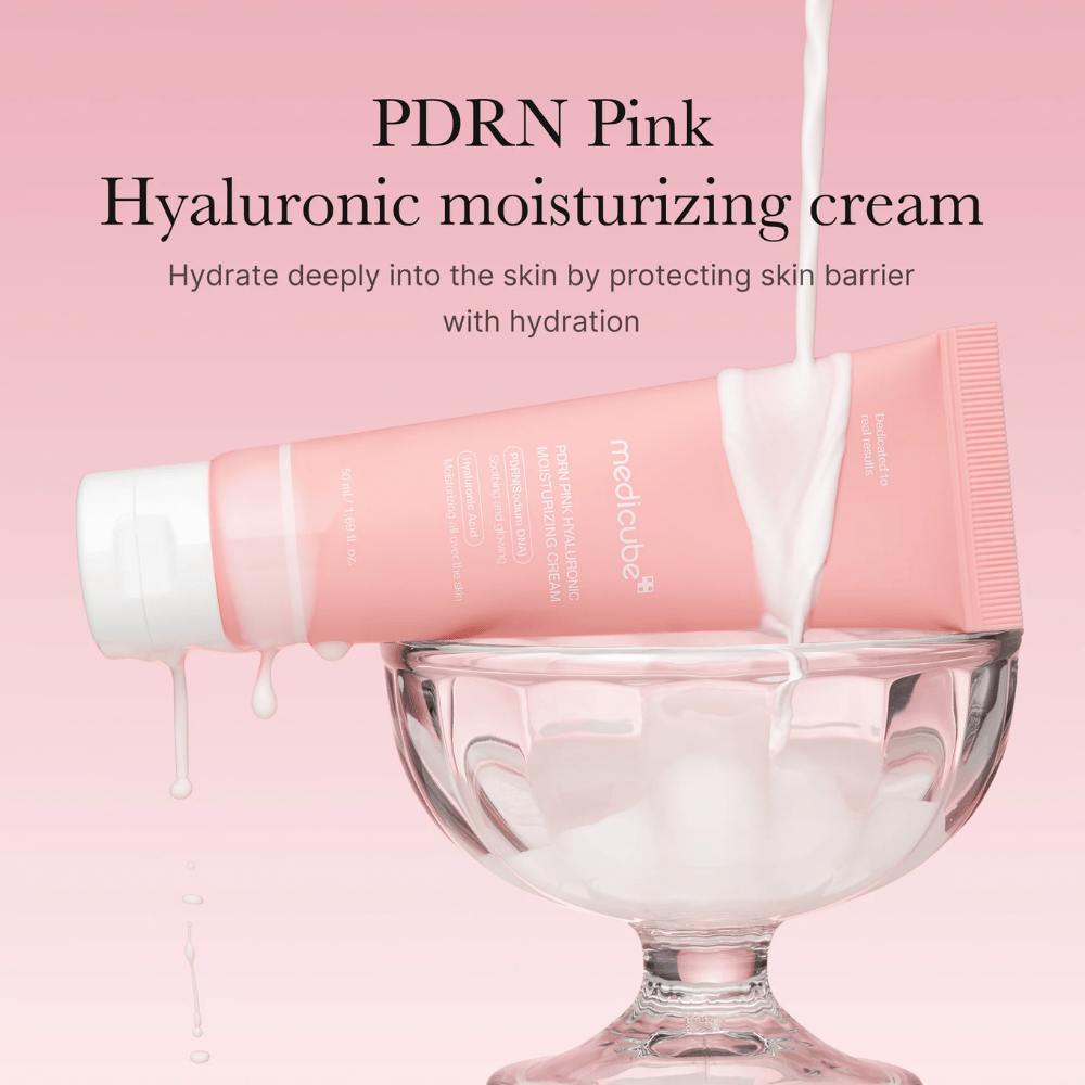 Medicube PDRN Pink Hyaluronic Moisturizing Cream σε ροζ σωλήνα που τοποθετείται σε γυάλινο μπολ, με κείμενο που τονίζει την βαθιά ενυδάτωση και προστασία του δερματικού φραγμού.