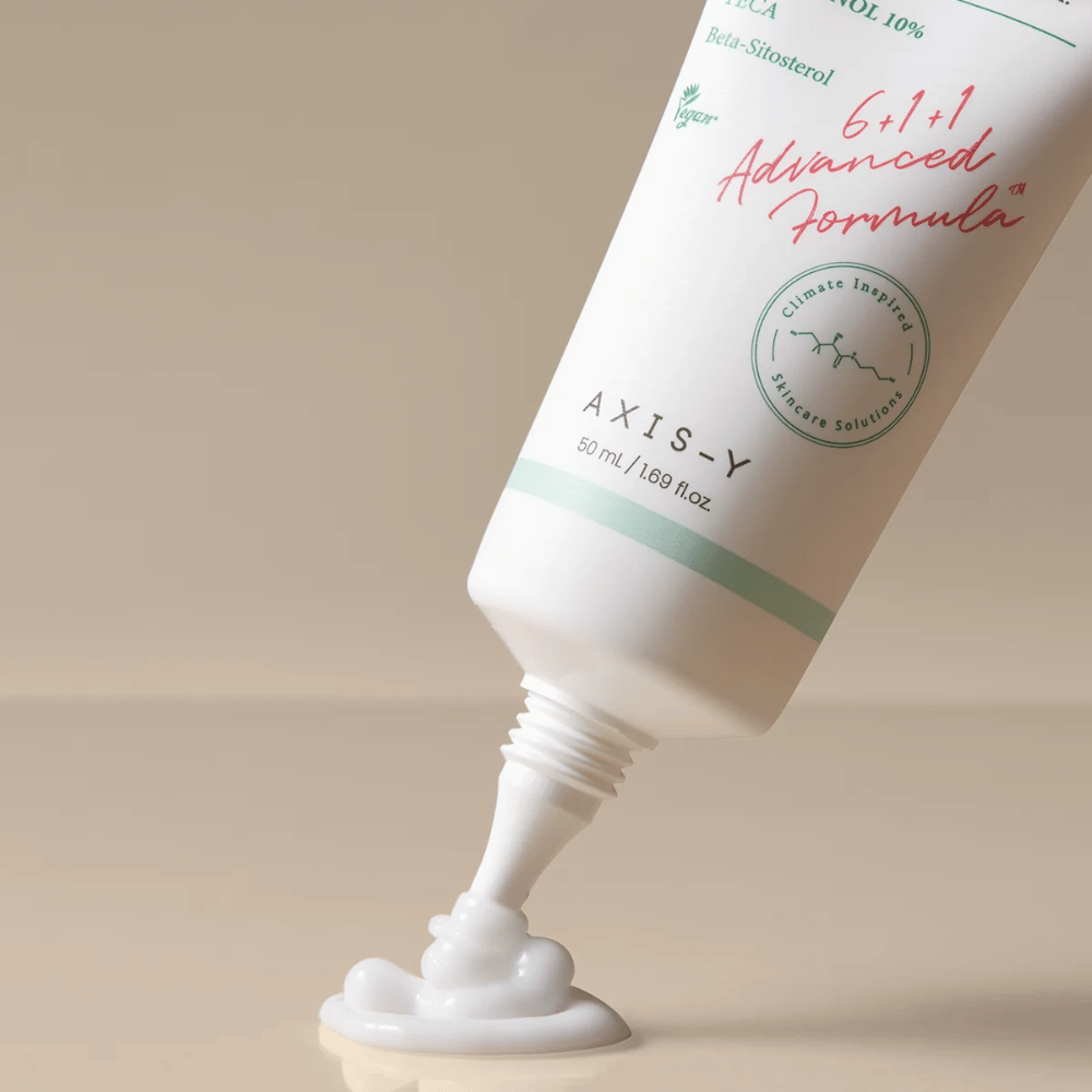 AXIS-Y Panthenol 10 Skin Smoothing Shield Cream πιέζεται έξω από το σωληνάριο