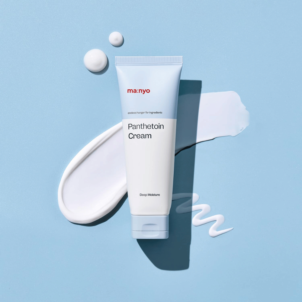 3. Ma:nyo Panthetoin Cream – κρέμα προσώπου για βαθιά ενυδάτωση με λευκή κρεμώδη υφή σε ανοιχτό μπλε φόντο