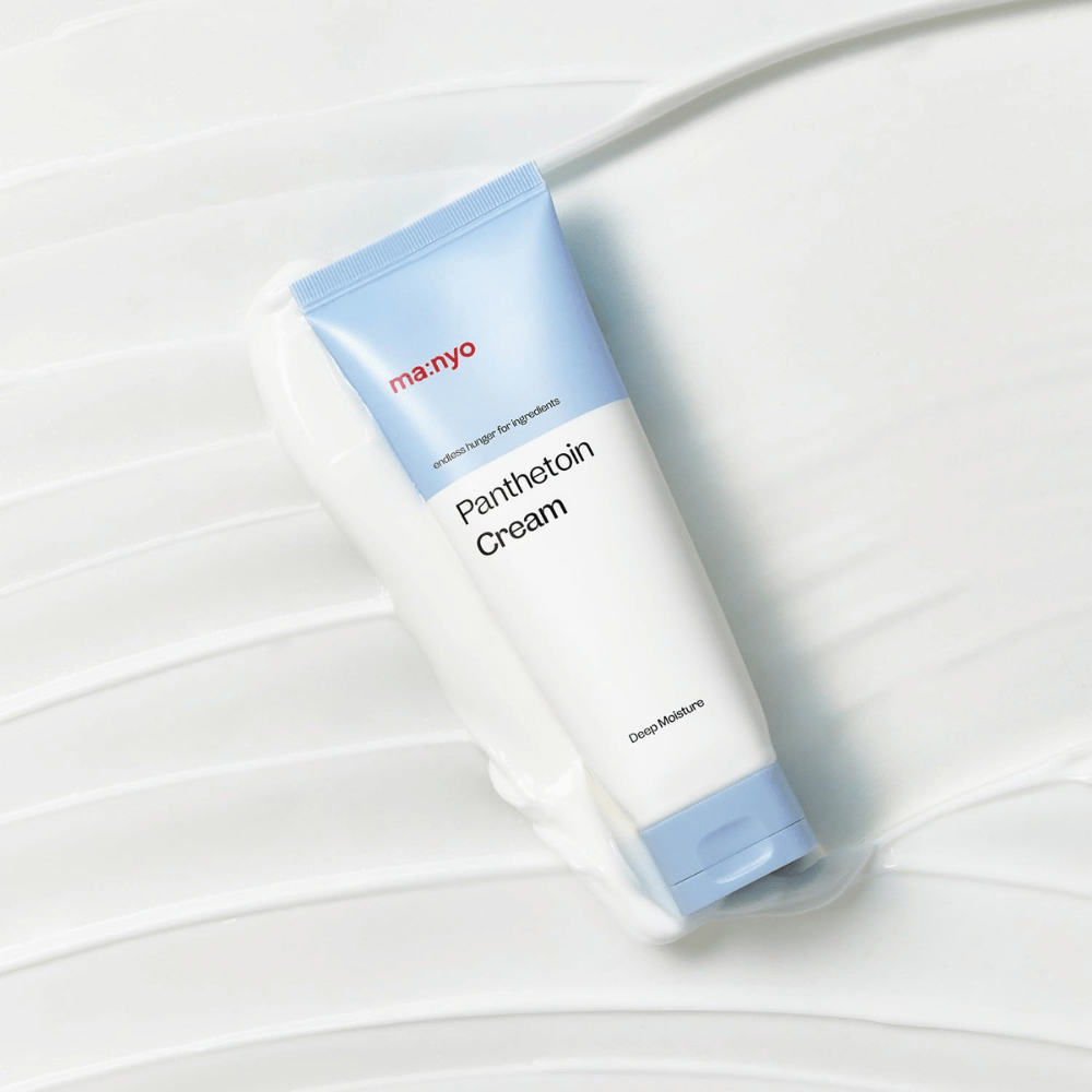 2. Ma:nyo Panthetoin Cream – ενυδατική κρέμα προσώπου σε λευκό και ανοιχτό μπλε σωληνάριο περιτριγυρισμένο από κρεμώδη υφή σε λευκό φόντο