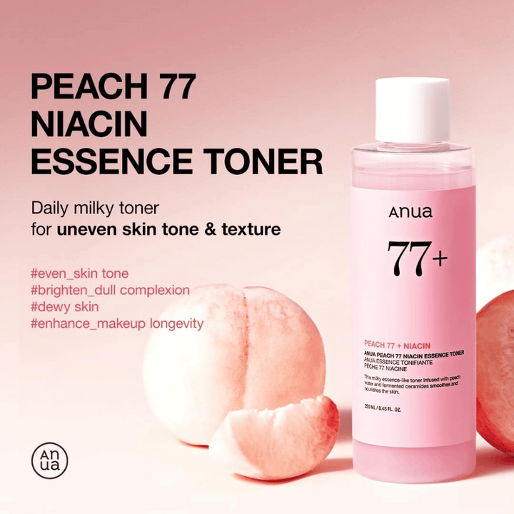 Anua Peach 77 Niacin Essence Toner i rosa flaska bredvid persikor, med text som framhäver fördelar för ojämn hudton, lyster och förbättrad makeup-hållbarhet.