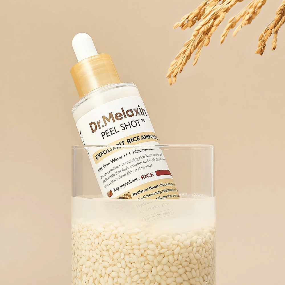 Dr.Melaxin Peel Shot Exfoliant Rice Ampoule τοποθετημένη σε γυάλινο δοχείο με ρύζι, αναδεικνύει τις λαμπερές και ενυδατικές ιδιότητες του εκχυλίσματος ρυζιού στην κορεάτικη περιποίηση δέρματος.