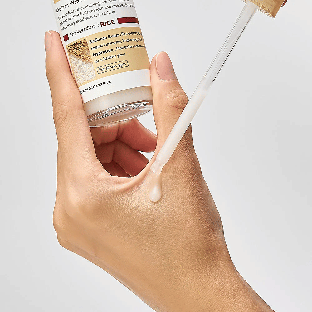 Κοντινή λήψη της Dr.Melaxin Peel Shot Rice Ampoule εφαρμοσμένη με πιπέτα στο χέρι, ελαφριά απολεπιστική αμπούλα που απορροφάται γρήγορα και προσφέρει ενυδατωμένο, λείο δέρμα.