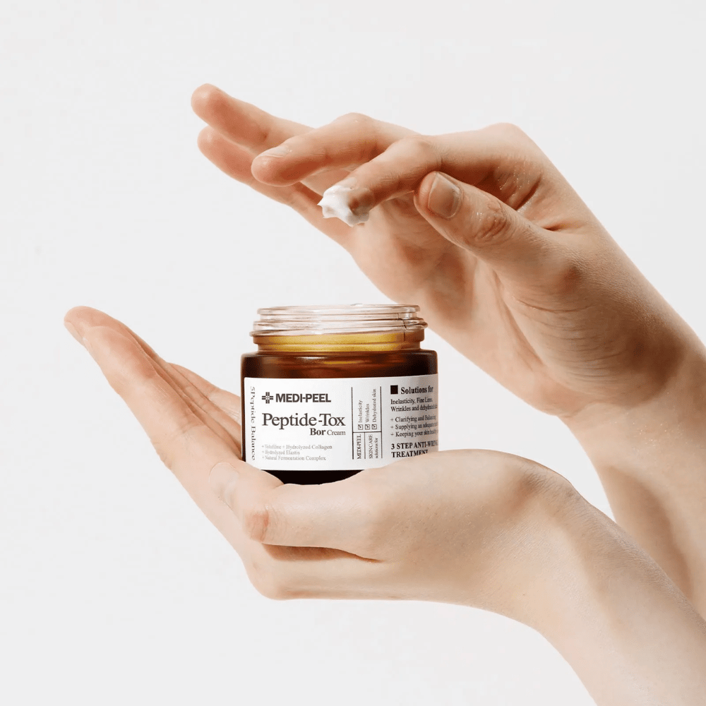 Εφαρμογή της MEDI-PEEL Peptide-Tox Bor Cream – κορεάτικη κρέμα προσώπου με πεπτίδια που βελτιώνουν την ελαστικότητα του δέρματος, παρέχουν βαθιά ενυδάτωση και βοηθούν στη μείωση των ρυτίδων.
