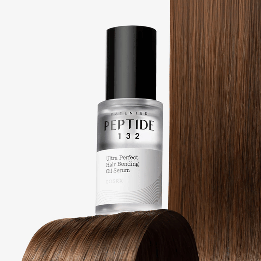 COSRX Peptide 132 Ultra Perfect Hair Bonding Oil Serum τοποθετημένο σε λαμπερά μαλλιά – δίνει δύναμη, απαλότητα και λάμψη.