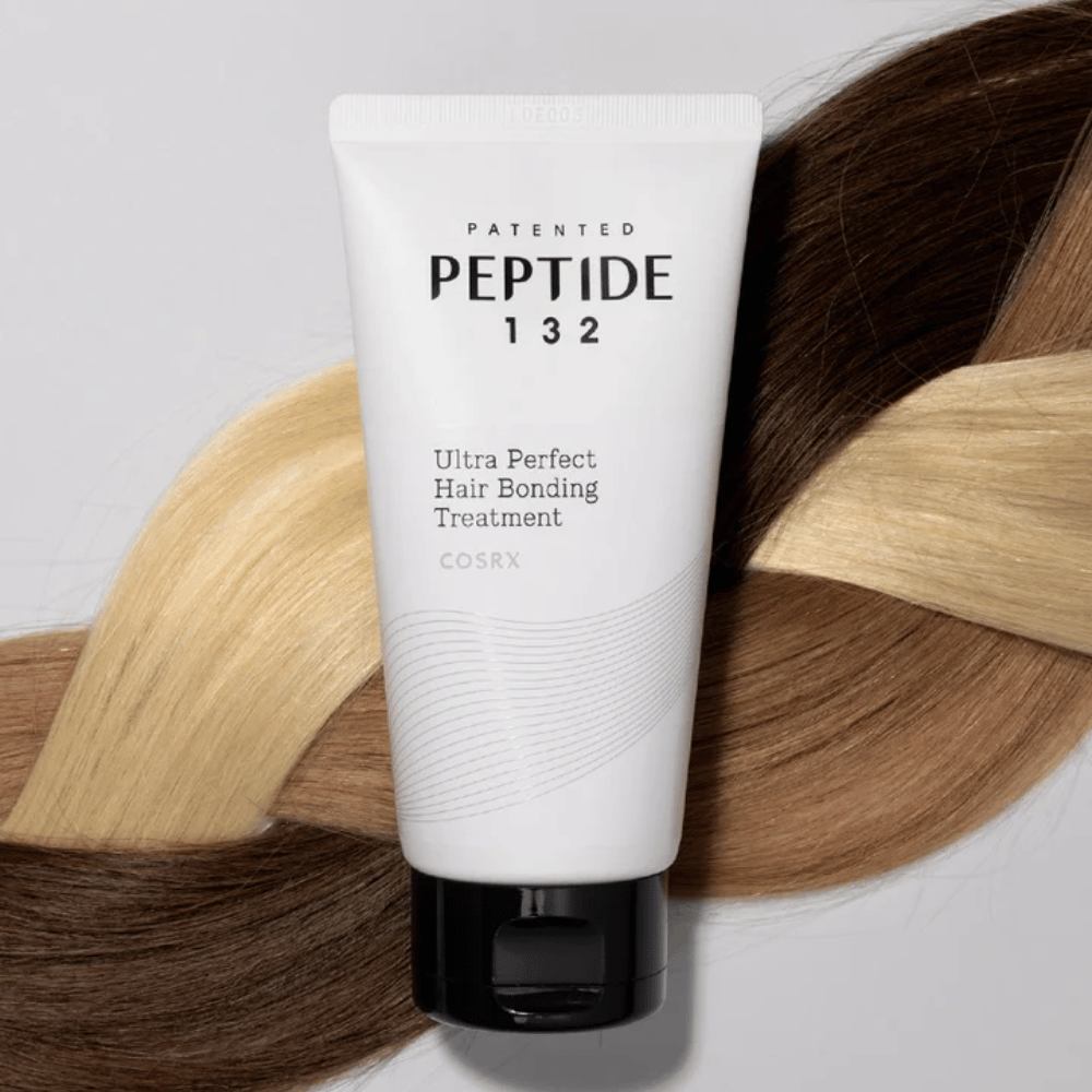 COSRX Peptide 132 Ultra Perfect Hair Bonding Treatment τοποθετημένο σε πλεξούδες μαλλιών σε διάφορες αποχρώσεις – συμβολίζει την επανορθωτική και ενισχυτική επίδραση.