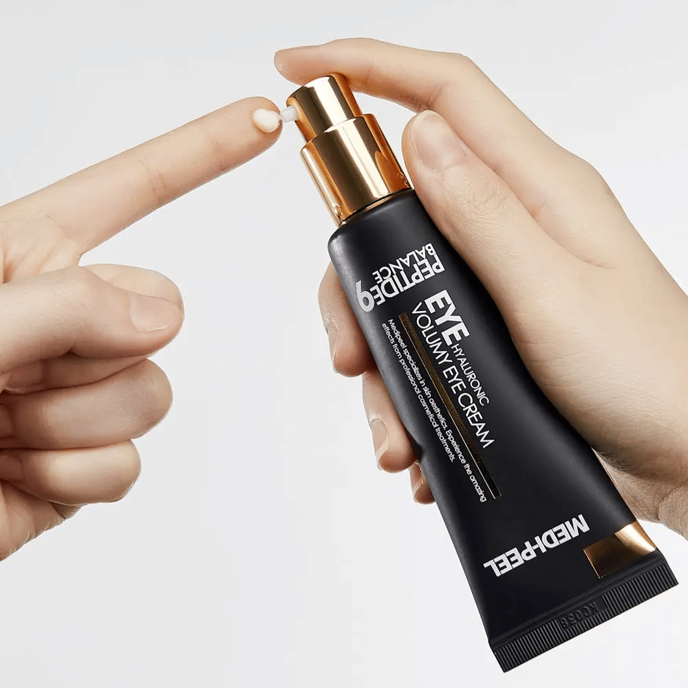 Εφαρμογή του MEDI-PEEL Peptide 9 Hyaluronic Volumy Eye Cream στην άκρη του δακτύλου – ενυδατική κρέμα ματιών με σύμπλεγμα πεπτιδίων που βοηθά στη μείωση των λεπτών γραμμών και προσφέρει πιο γεμάτη επιδερμίδα.