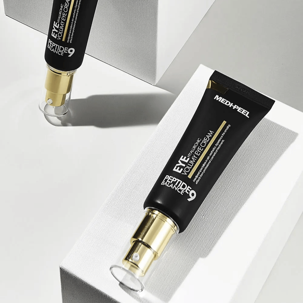 MEDI-PEEL Peptide 9 Hyaluronic Volumy Eye Cream σε μαύρο και χρυσό – κορεάτικη κρέμα ματιών με πεπτίδια και υαλουρονικό οξύ που προσφέρει πιο γεμάτη επιδερμίδα και βελτιωμένη ελαστικότητα γύρω από τα μάτια.
