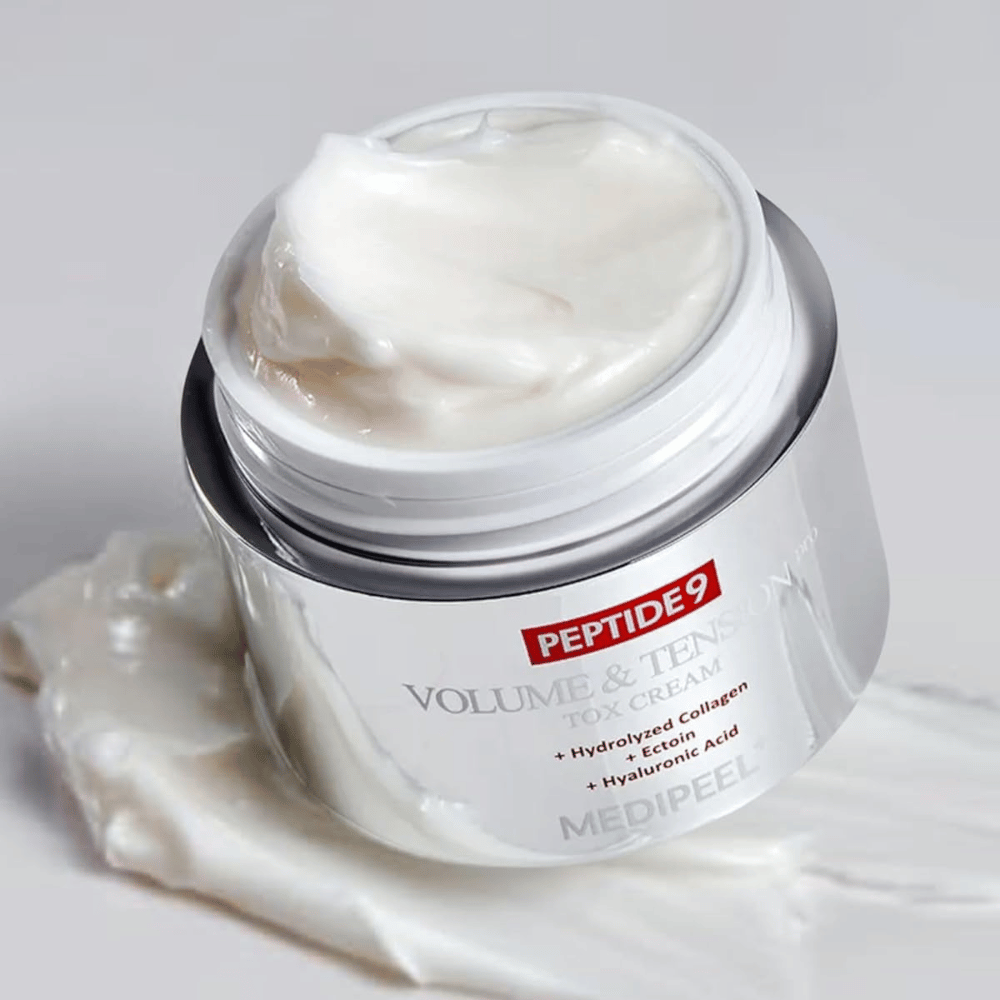Κοντινό πλάνο της MEDI-PEEL Peptide 9 Volume & Tension Tox Cream. Η πλούσια κρέμα περιέχει υδρολυμένο κολλαγόνο, εκτοΐνη και υαλουρονικό οξύ για πιο σφριγηλό και ενυδατωμένο δέρμα.