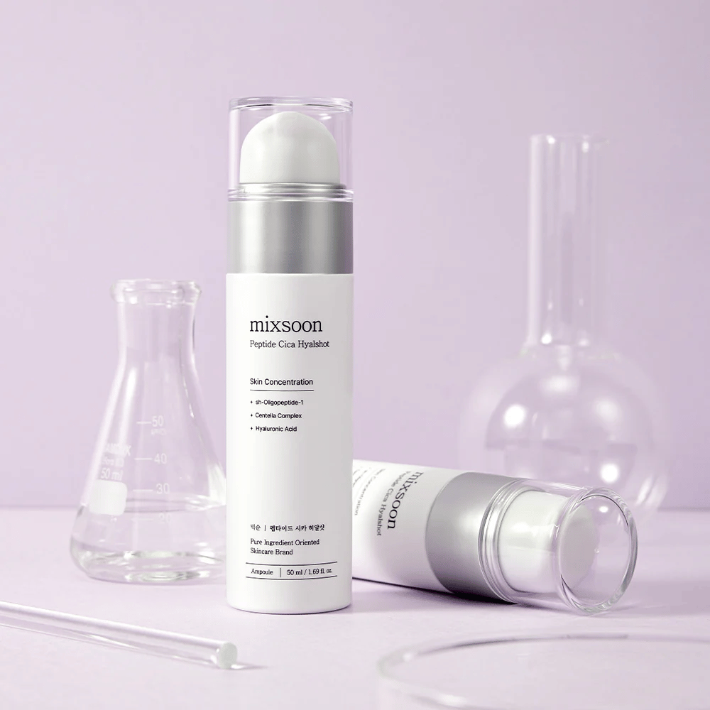 Mixsoon Peptide Cica Hyalshot σε μοβ φόντο με εργαστηριακό ποτήρι – ένας ενυδατικός και καταπραϋντικός ορός με πεπτίδια και centella για ευαίσθητο δέρμα.