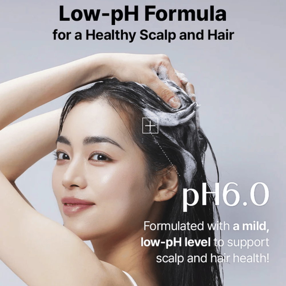 Γυναίκα πλένει τα μαλλιά της με το COSRX Peptide 132 Shampoo – απαλή φόρμουλα με pH 6.0 που ενισχύει τα μαλλιά και το τριχωτό της κεφαλής.