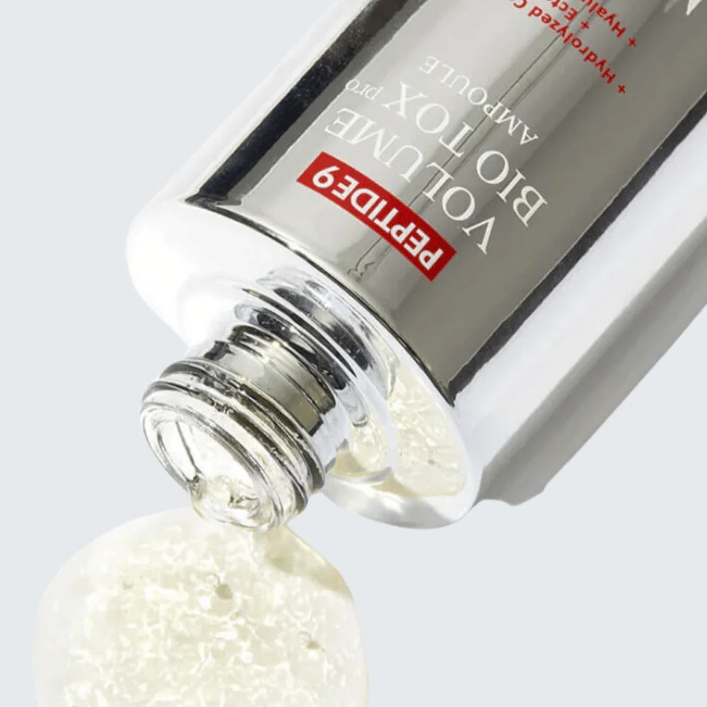 Κοντινό πλάνο στο MEDI-PEEL Peptide 9 Volume Bio Tox Pro Ampoule που χύνεται. Η καθαρή φόρμουλα με κολλαγόνο, εκτοΐνη και υαλουρονικό οξύ ενυδατώνει σε βάθος.