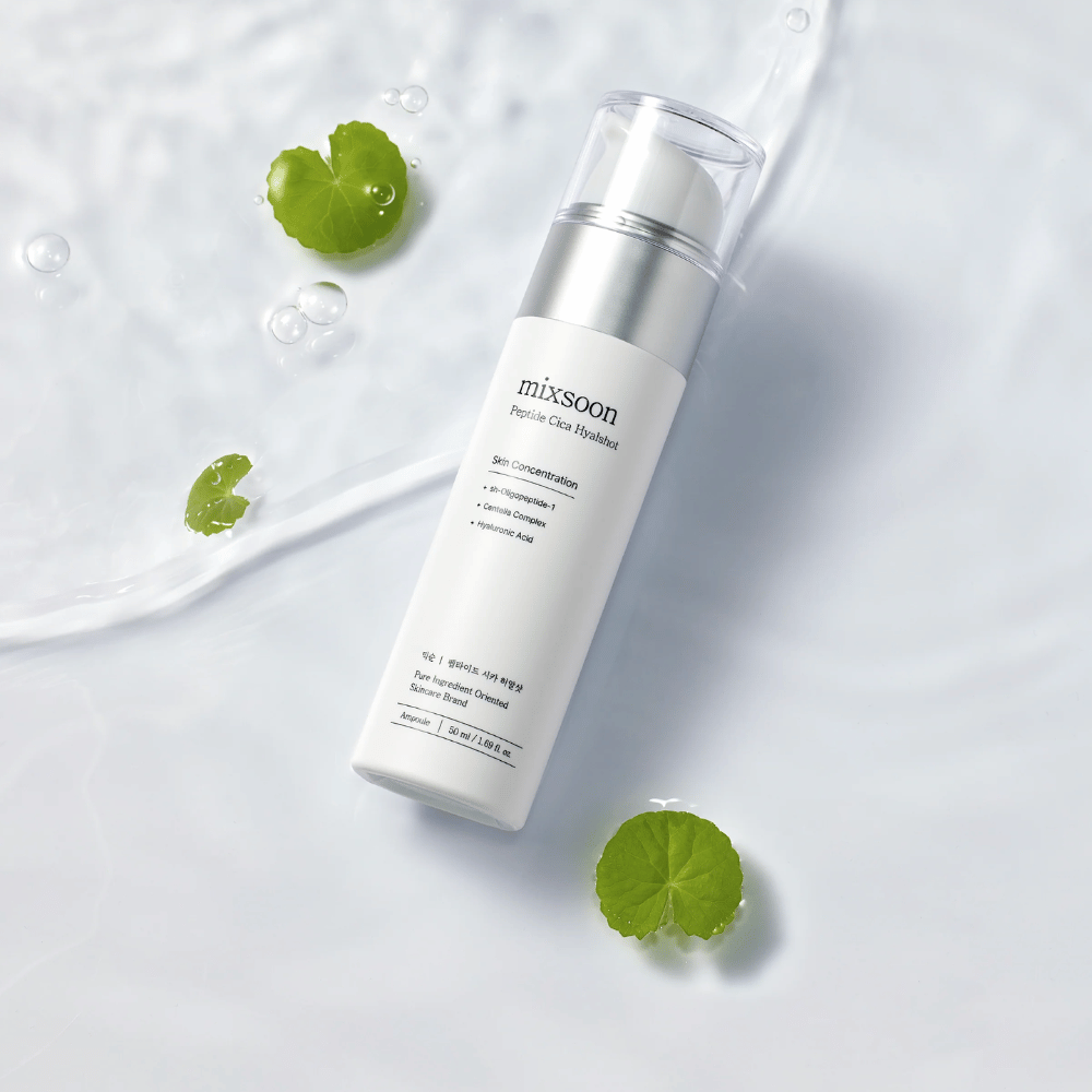 Mixsoon Peptide Cica Hyalshot – ενυδατικός ορός με πεπτίδια, centella και υαλουρονικό οξύ. Καταπραϋντική φόρμουλα για ευαίσθητο δέρμα, σε κομψό λευκό μπουκάλι με φόντο υδάτινη επιφάνεια με πράσινα φύλλα.
