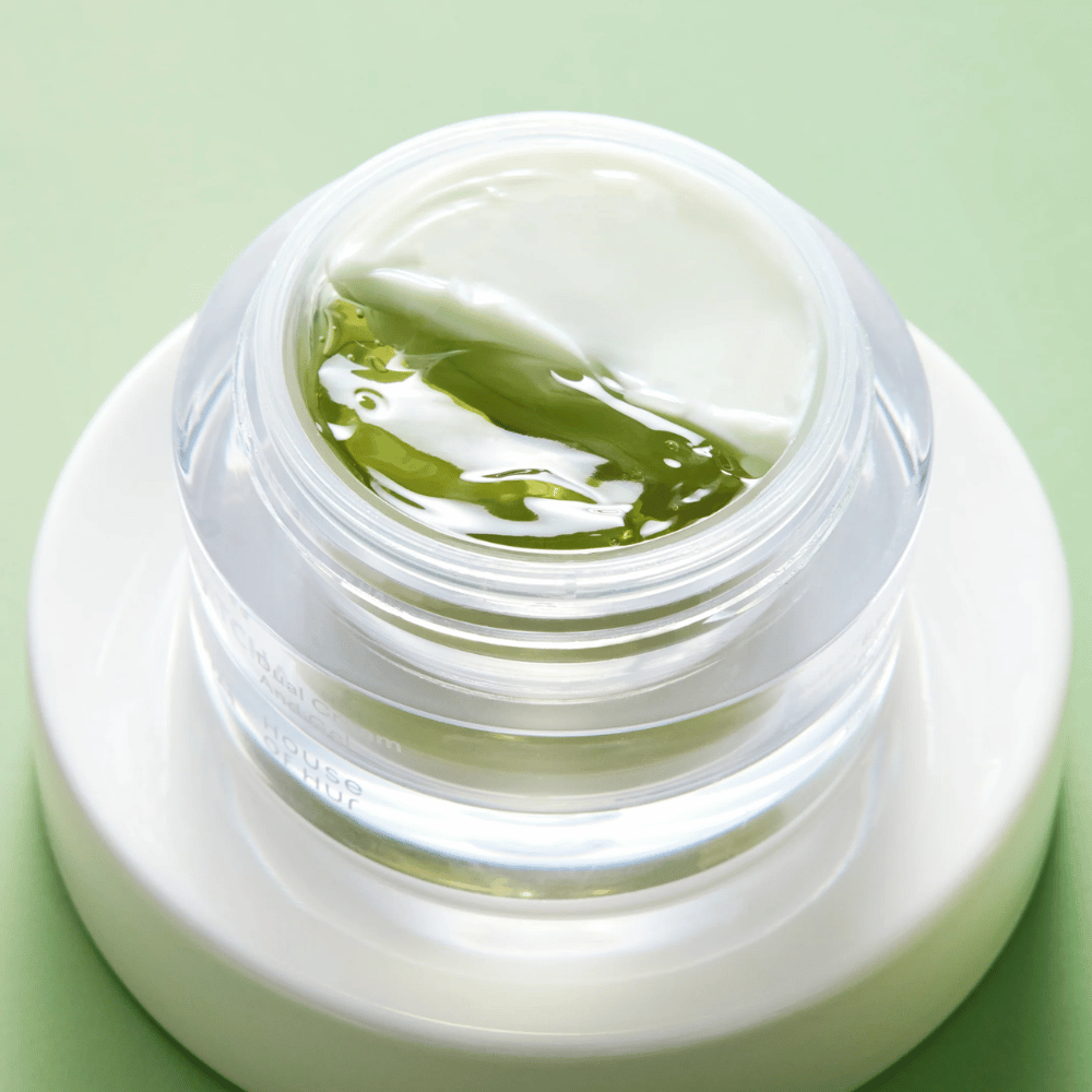 Κρέμα προσώπου matcha με gel και κρέμα στο ίδιο βαζάκι που καταπραΰνει την επιδερμίδα, προσφέρει ενυδάτωση και βελτιώνει την ισορροπία και τη λάμψη της επιδερμίδας