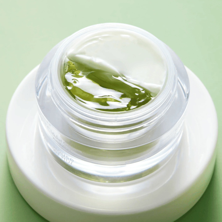 Κρέμα προσώπου matcha με gel και κρέμα στο ίδιο βαζάκι που καταπραΰνει την επιδερμίδα, προσφέρει ενυδάτωση και βελτιώνει την ισορροπία και τη λάμψη της επιδερμίδας