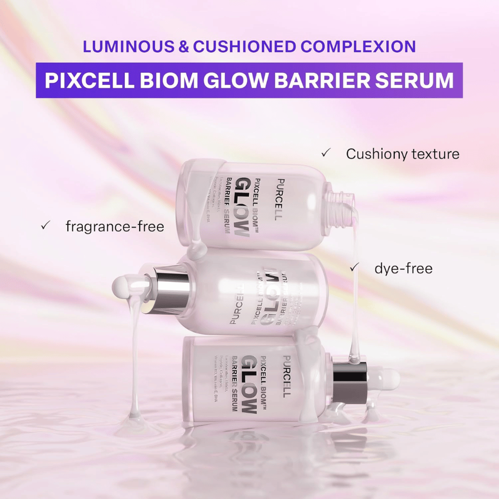 Τρία μπουκάλια του PURCELL Pixcell Biom Glow Barrier Serum στοιβαγμένα με ρέον ορό. Χωρίς άρωμα, χωρίς χρωστικές και με απαλή, μαξιλαρωτή υφή.