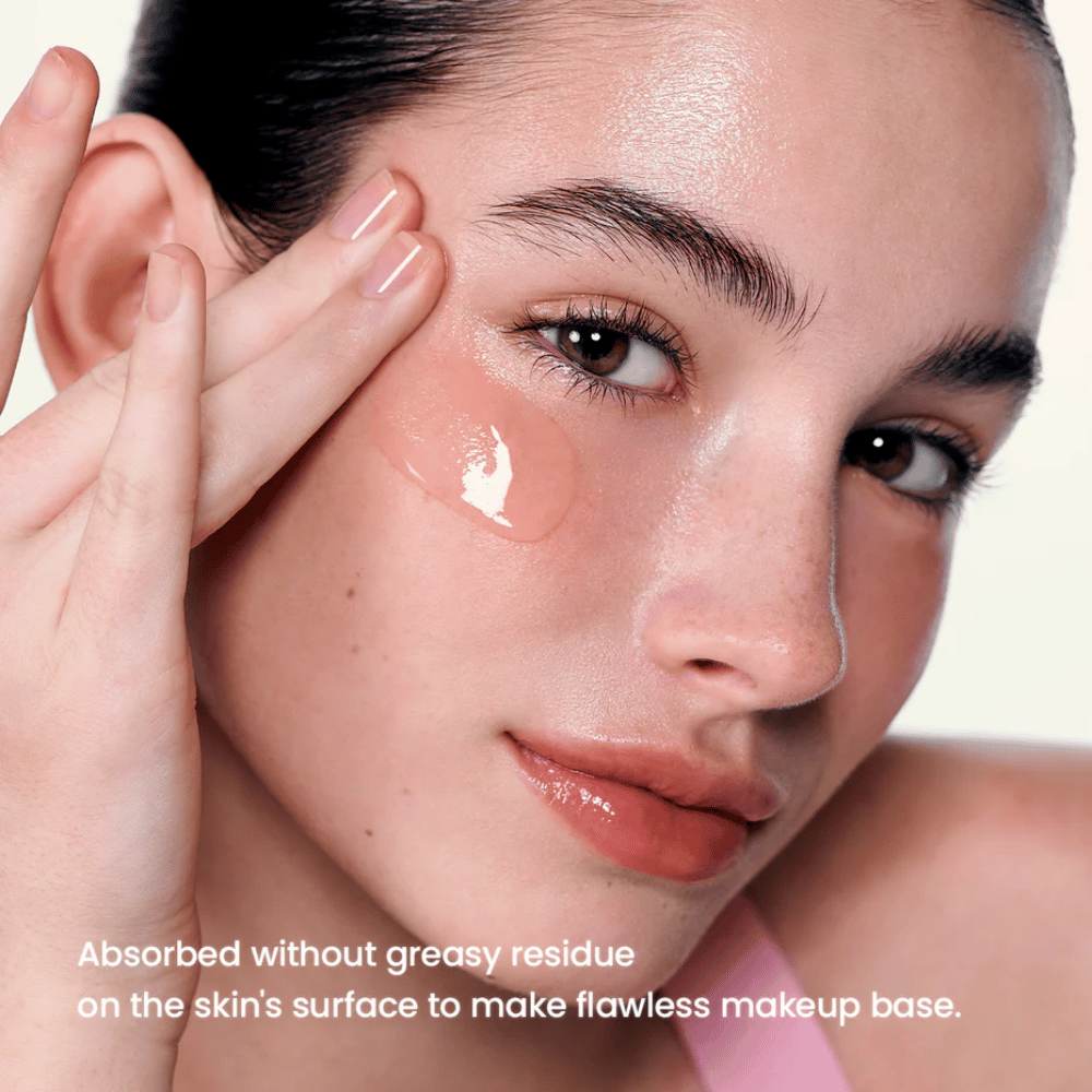 Μοντέλο εφαρμόζει Biodance Collagen Peptide Serum – λείο δέρμα και τέλεια βάση κάτω από το μακιγιάζ.