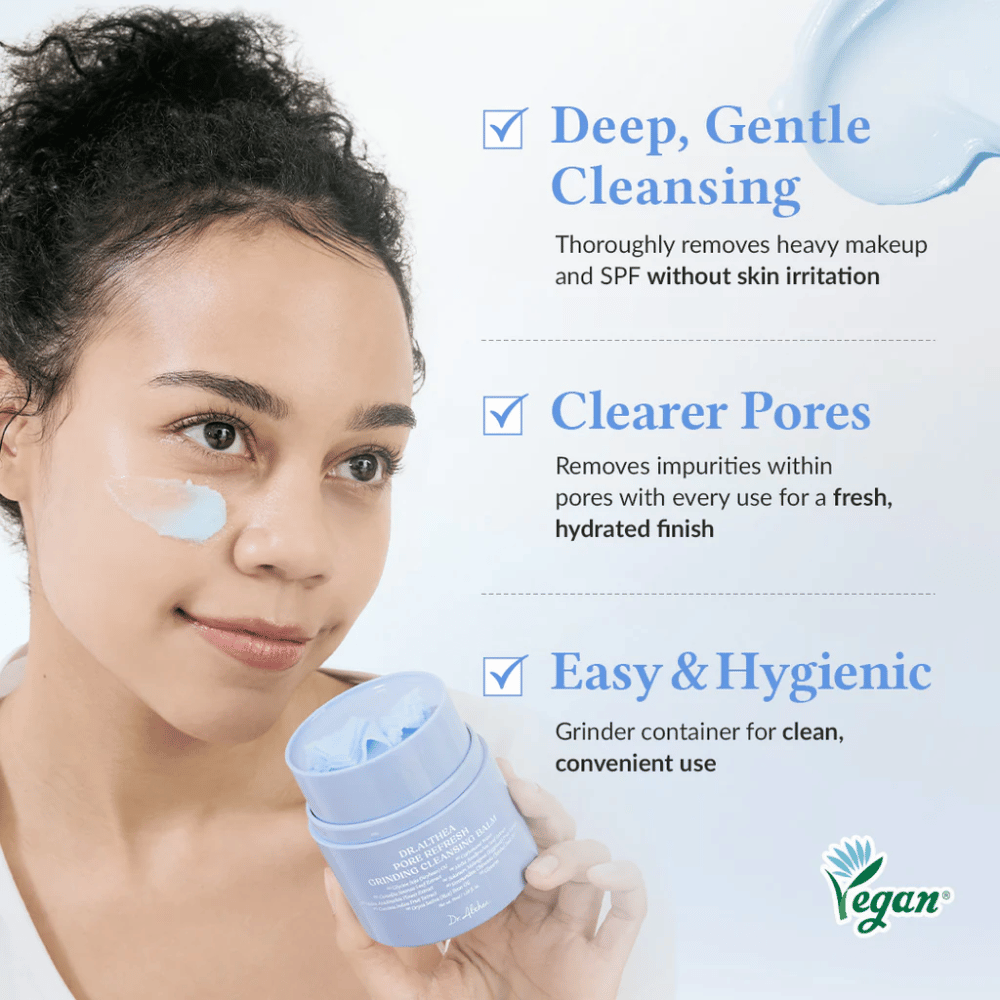 Dr.Althea Pore Refresh Grinding Cleansing Balm με το κείμενο "Deep, Gentle Cleansing" που δείχνει πώς το προϊόν αφαιρεί σχολαστικά το μακιγιάζ και SPF χωρίς να ερεθίζει το δέρμα. Το κείμενο "Clearer Pores" εξηγεί ότι αφαιρεί τις ακαθαρσίες και παρέχει ένα φρέσκο, ενυδατωμένο αποτέλεσμα. Υπογραμμισμένο με "Easy & Hygienic", που υποδεικνύει ότι το προϊόν έχει δοχείο με μύλο για εύκολη και υγιεινή χρήση.