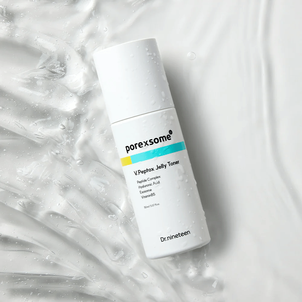 Porexsome V.Peptox Jelly Toner από Dr.nineteen που βρίσκεται σε γυαλιστερή επιφάνεια με εφέ νερού. Ένας ενυδατικός και συσφικτικός τονωτικός για πόρους.