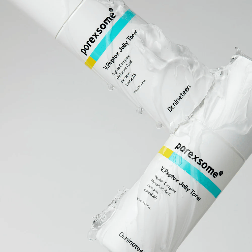 Δύο μπουκάλια του Porexsome V.Peptox Jelly Toner καλυμμένα με διάφανο τζελ. Μοντέρνος, κλινικός σχεδιασμός που αναδεικνύει την φρέσκια υφή του προϊόντος.