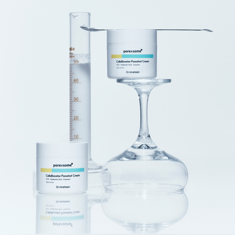 Δύο βάζα του Dr.nineteen Porexsome CollaBooster Poreshot Cream τοποθετημένα δίπλα σε ένα ποτήρι και δοσομετρητή. Μινιμαλιστικός σχεδιασμός που υποδηλώνει επιστημονική ακρίβεια.