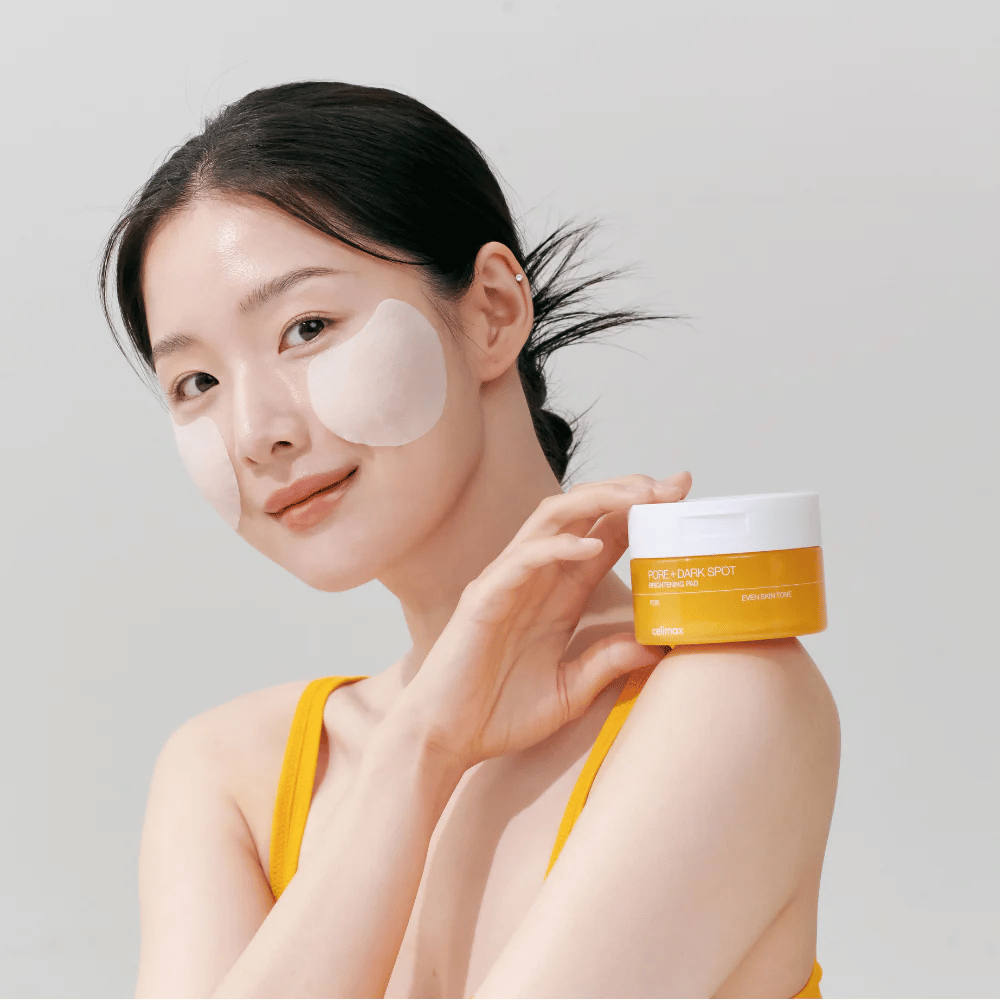 Γυναίκα εφαρμόζει Celimax Pore + Dark Spot Brightening Pad – κορεάτικα pads που εξομαλύνουν τον τόνο του δέρματος και μειώνουν τους πόρους και τις χρωματικές κηλίδες.