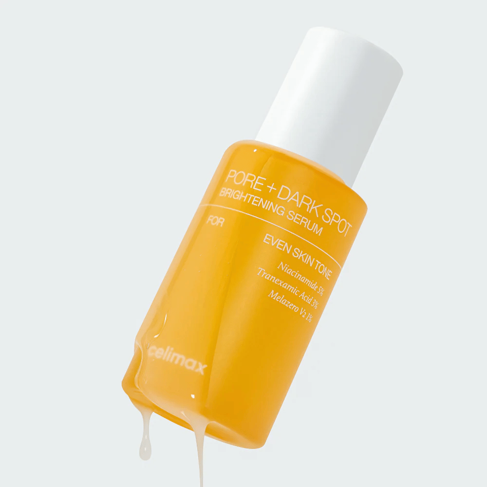 Celimax Pore + Dark Spot Brightening Serum σε κίτρινο μπουκάλι με λευκό καπάκι, σταγόνες ορού κυλούν κατά μήκος του μπουκαλιού.