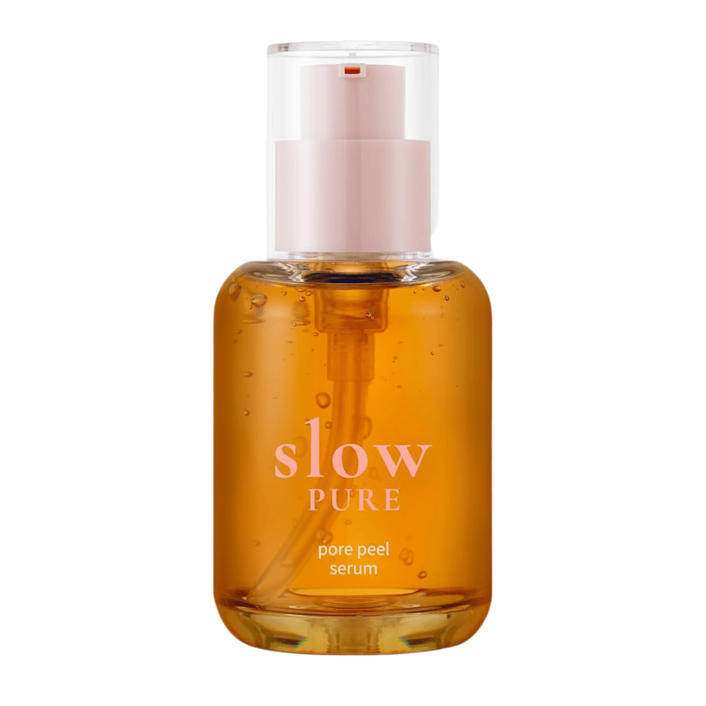 Slow Pure Pore Peel Serum σε γυάλινο μπουκάλι με αντλία, γεμάτο με απολεπιστικό κεχριμπαρένιο ορό.