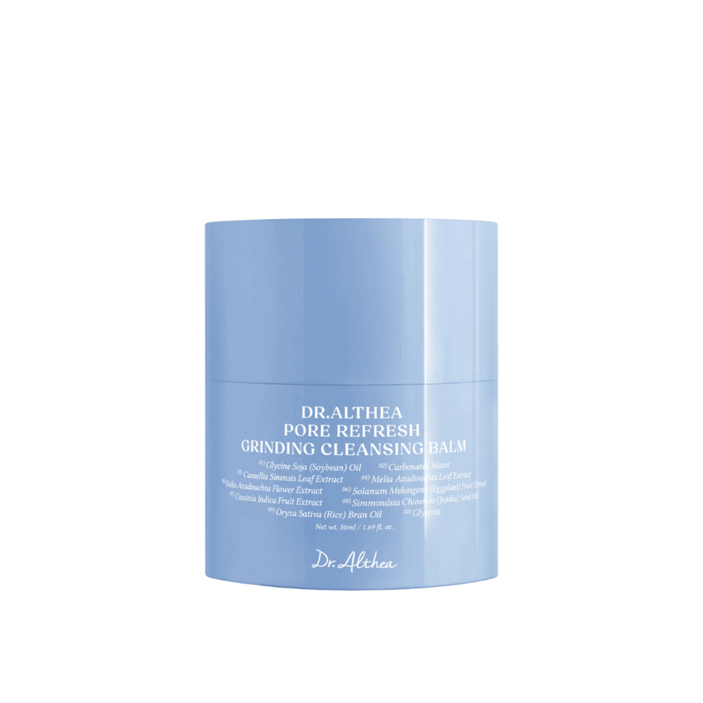 Dr.Althea Pore Refresh Grinding Cleansing Balm, βάζο 50 ml με μπλε πλαστικό καπάκι. Η ετικέτα στο βάζο είναι λευκή με το κείμενο "Pore Refresh Grinding Cleansing Balm" και περιέχει συστατικά όπως Γλυκίνη Σόγιας (Σόγια) Λάδι, Εκχύλισμα Φύλλων Καμέλιας Σινένσις και Λάδι Πίτουρου Ρυζιού (Oryza Sativa).