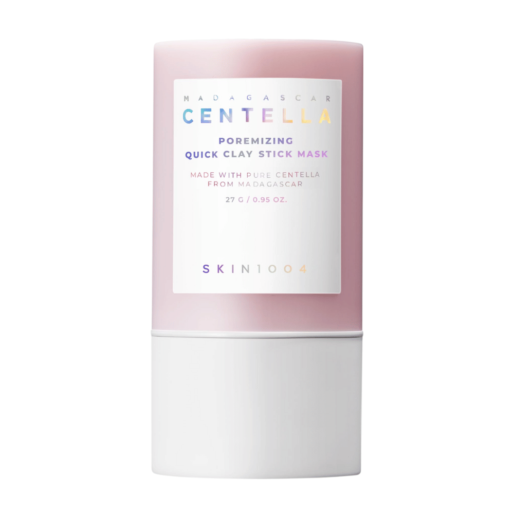 SKIN1004 Madagascar Centella Poremizing Quick Clay Stick Mask σε μια κομψή ροζ και λευκή συσκευασία. Μάσκα αργίλου σε μορφή στικ για καθαρό και φρέσκο δέρμα.