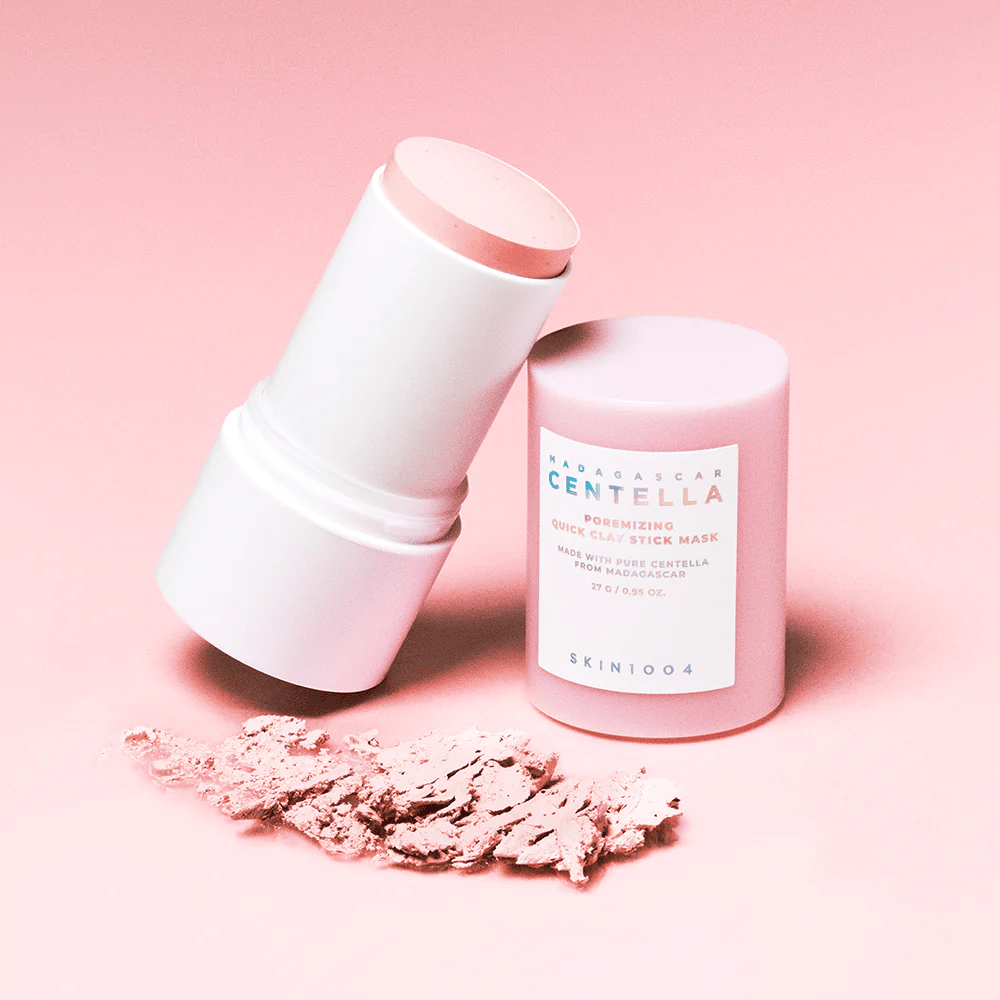 SKIN1004 Madagascar Centella Poremizing Quick Clay Stick Mask σε ροζ συσκευασία. Πρακτική μάσκα αργίλου σε μορφή στικ για καθαρισμό και ελαχιστοποίηση των πόρων.