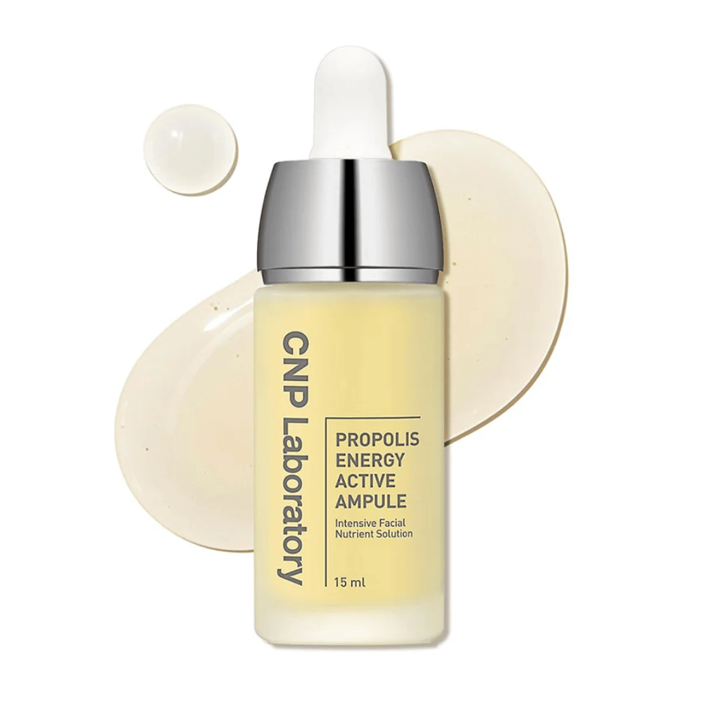 CNP Laboratory Το Propolis Energy Active Ampoule είναι μια εντατική θρεπτική λύση για το πρόσωπο, εμπλουτισμένη με εκχύλισμα πρόπολης. Ενυδατώνει, ενισχύει το φραγμό του δέρματος και προσφέρει φυσική λάμψη. Ιδανική για ευαίσθητο δέρμα. Χρησιμοποιήστε καθημερινά για να προάγετε μια υγιή και λαμπερή επιδερμίδα.