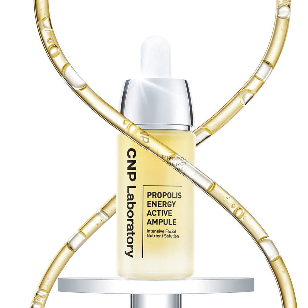 CNP Laboratory Το Propolis Energy Active Ampoule είναι μια θρεπτική θεραπεία προσώπου εμπλουτισμένη με εκχύλισμα πρόπολης. Ενυδατώνει, ενισχύει το φραγμό του δέρματος και προσφέρει φυσική λάμψη. Ιδανικό για ευαίσθητο δέρμα και καθημερινή χρήση για μια υγιή, λαμπερή επιδερμίδα.