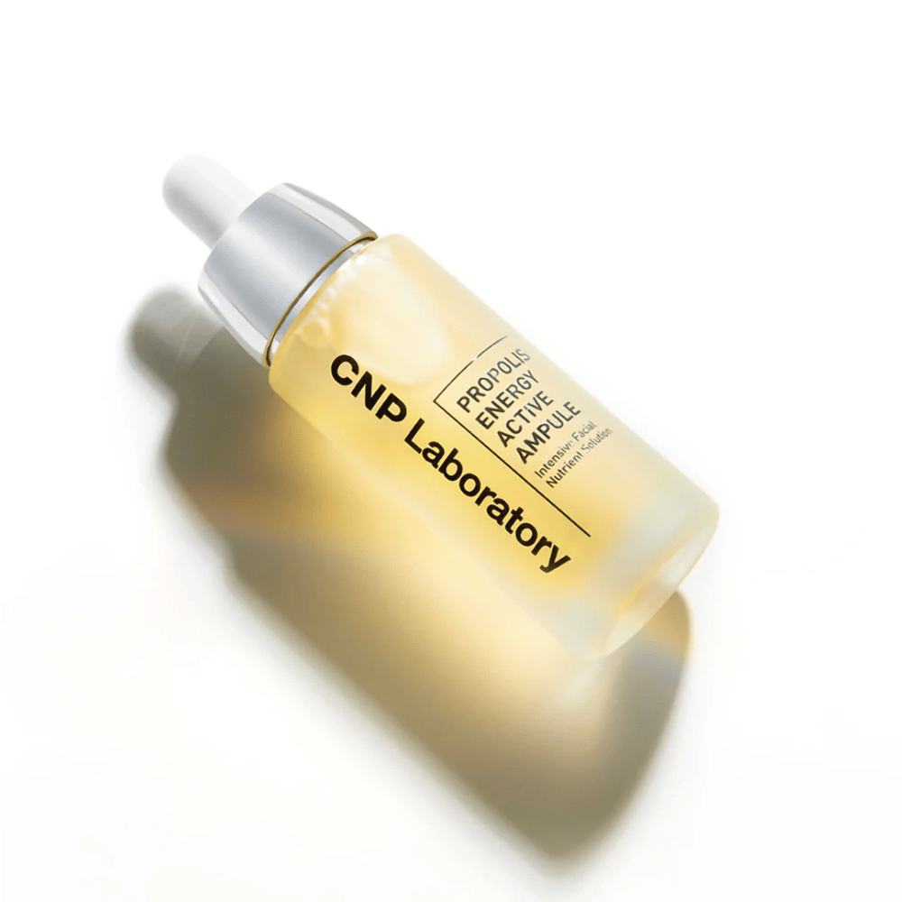 CNP Laboratory Το Propolis Energy Active Ampoule είναι ένα ισχυρό προϊόν περιποίησης δέρματος εμπλουτισμένο με εκχύλισμα πρόπολης. Ενυδατώνει, θρέφει και προάγει μια λαμπερή επιδερμίδα. Τέλειο για την ενίσχυση του φραγμού του δέρματος και την ηρεμία του ερεθισμένου δέρματος. Χρησιμοποιήστε καθημερινά για τα καλύτερα αποτελέσματα.