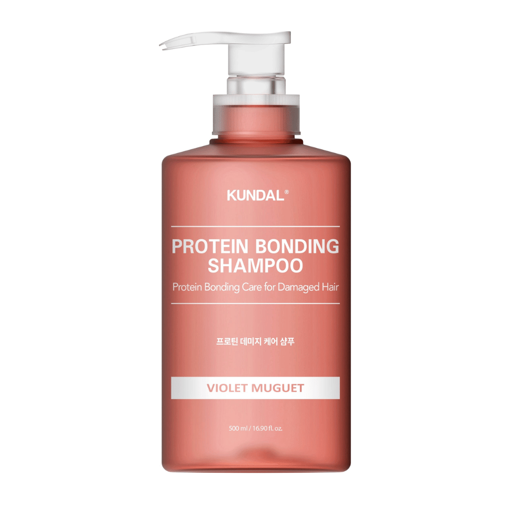 KUNDAL Protein Bonding Shampoo Violet Muguet 500 ml σε αντλία μπροστά από λευκό φόντο.