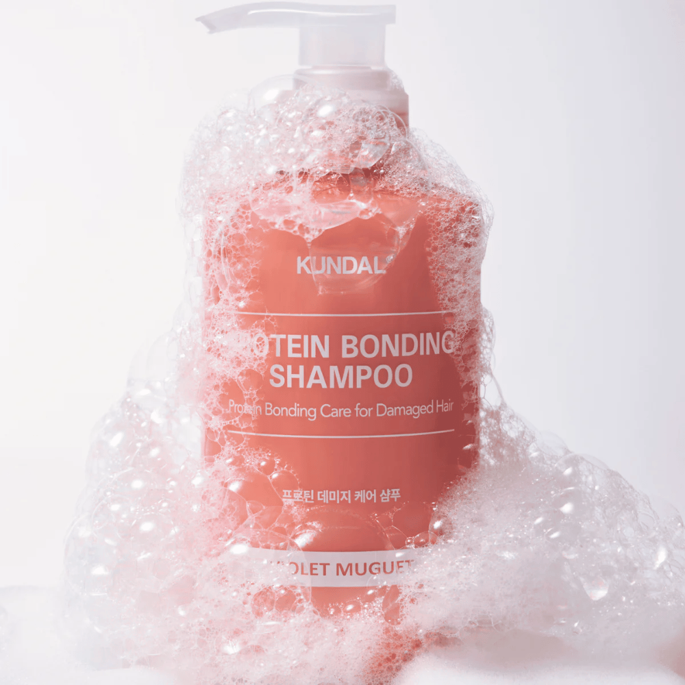 KUNDAL Protein Bonding Shampoo Violet Muguet καλυμμένο με πλούσιο αφρό, επανορθωτικό σαμπουάν για ταλαιπωρημένα μαλλιά.