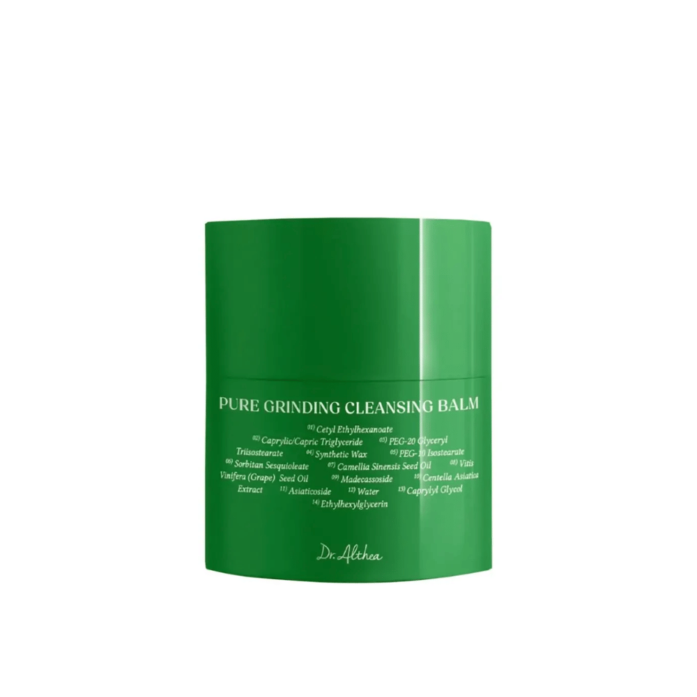 Η εικόνα δείχνει ένα πράσινο δοχείο με "Pure Grinding Cleansing Balm" από Dr. Althea. Η συσκευασία είναι απλή και κομψή με λευκό κείμενο που απαριθμεί βασικά συστατικά όπως το έλαιο σταφυλιού, το εκχύλισμα centella asiatica και το έλαιο σπόρων καμέλιας. Ο σχεδιασμός μεταδίδει μια αίσθηση φυσικής και αποτελεσματικής περιποίησης δέρματος.