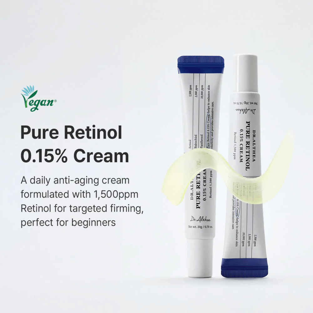 Διαφημιστική εικόνα που παρουσιάζει το Dr. Althea Pure Retinol 0.15% Cream ως καθημερινή κρέμα ρετινόλης για αρχάριους. Το προϊόν εμφανίζεται μαζί με μια απαλή υφή κρέμας που αναδεικνύει την ελαφριά και απαλή σύνθεση.