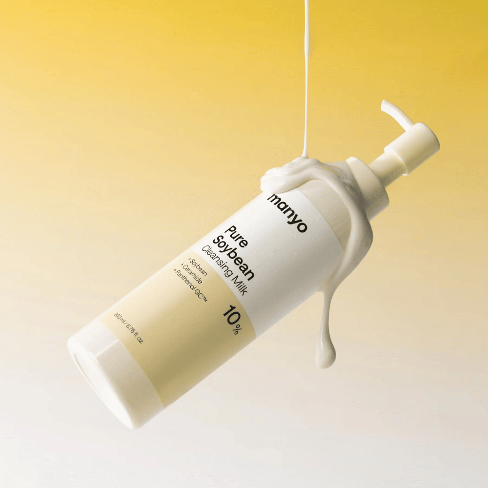 2. Ma:nyo Pure Soybean Cleansing Milk – ενυδατικό καθαριστικό προσώπου με κρεμώδη υφή σε κίτρινο φόντο