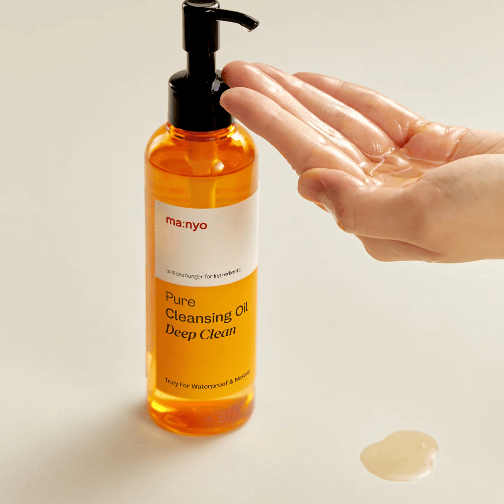 ma:nyo Pure Cleansing Oil Deep Clean εφαρμοσμένο στο χέρι – ήπιο αλλά ισχυρό καθαριστικό λάδι που είναι κατάλληλο για καθημερινό διπλό καθαρισμό.