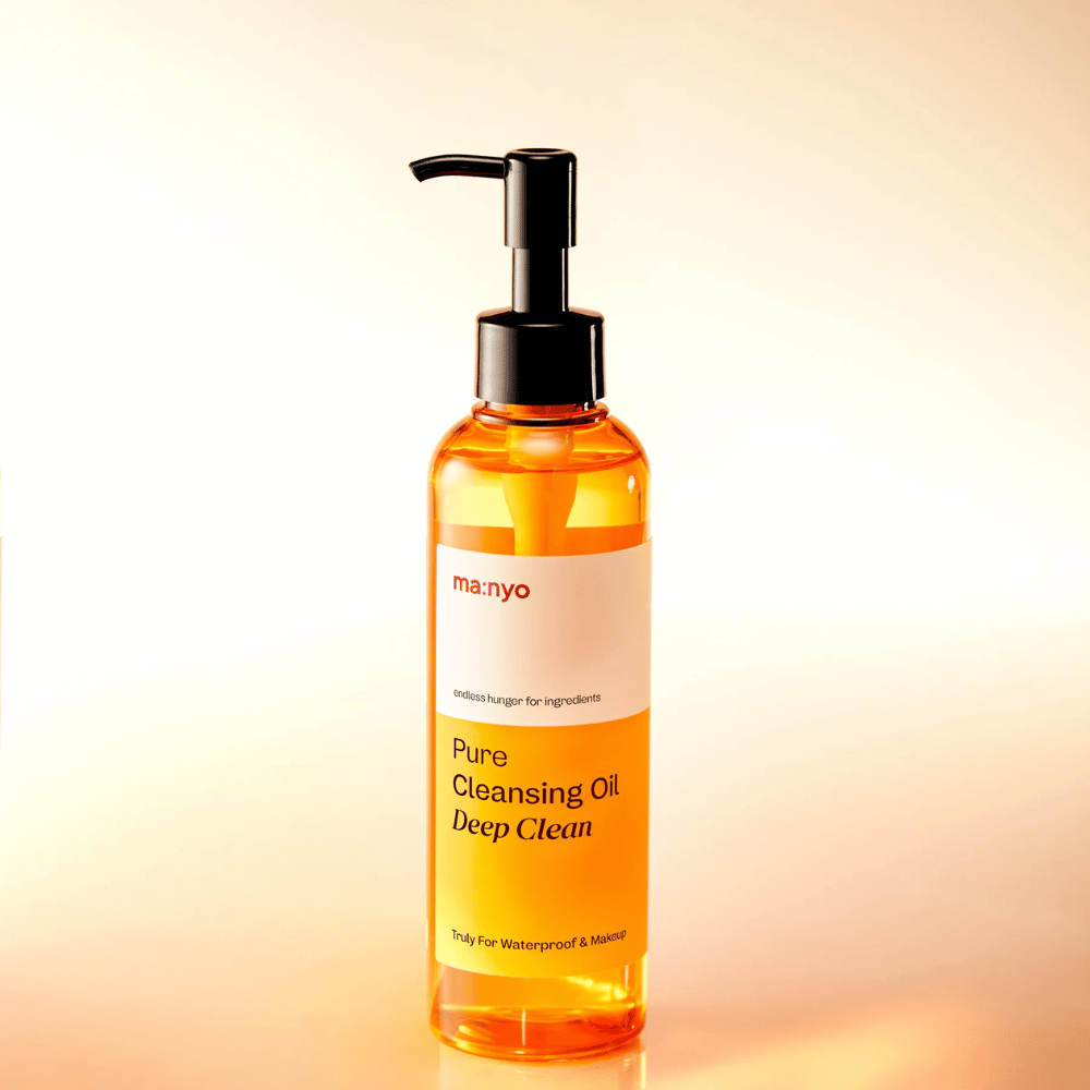 ma:nyo Pure Cleansing Oil Deep Clean με χρυσή υφή λαδιού – καθαριστικό λάδι που γαλακτωματοποιείται εύκολα και αφήνει το δέρμα καθαρό και απαλό.