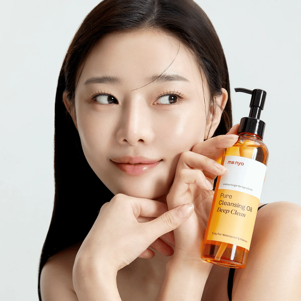 ma:nyo Pure Cleansing Oil Deep Clean – βαθύ καθαριστικό λάδι που διαλύει αποτελεσματικά το αδιάβροχο μακιγιάζ και τη βρωμιά χωρίς να ξηραίνει το δέρμα.