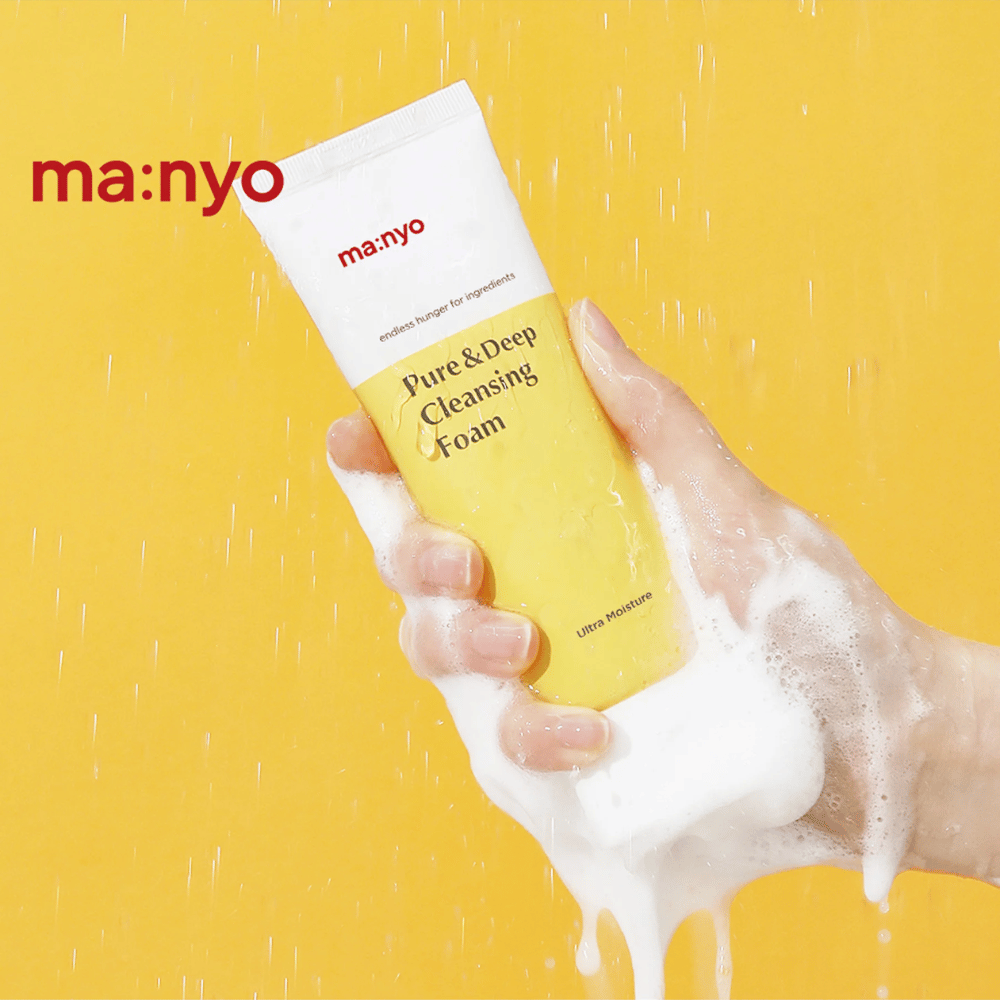 Ma:nyo Pure & Deep Cleansing Foam σε αφρό – ενυδατικός αφρός καθαρισμού που καθαρίζει βαθιά τους πόρους και αφήνει το δέρμα απαλό και φρέσκο.