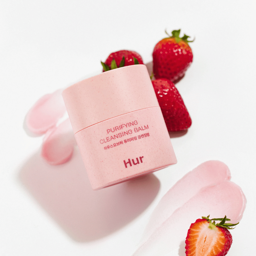 Πώς Purifying Cleansing Balm τοποθετημένο με φρέσκες φράουλες. Καθαριστικό balm που προσφέρει απαλό δέρμα και είναι κατάλληλο για καθημερινό καθαρισμό προσώπου.