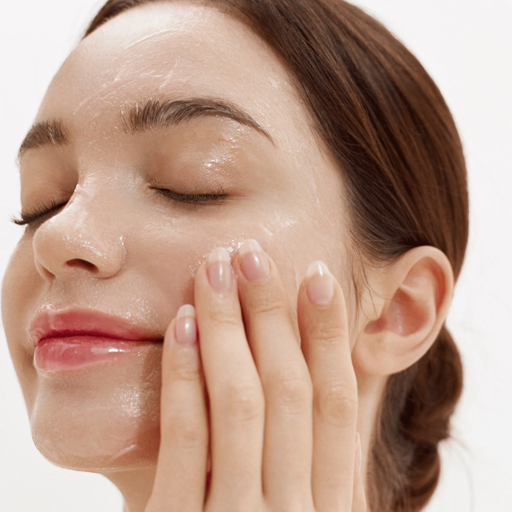 Πώς Purifying Cleansing Balm εφαρμόζεται στο πρόσωπο. Κρεμώδες balm που λιώνει με την επαφή με το δέρμα και αφαιρεί απαλά τη βρωμιά, το αντηλιακό και το μακιγιάζ.