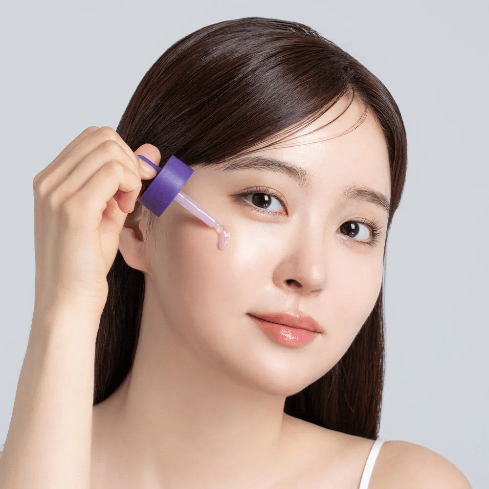 Εφαρμογή του Cellology Purple Carrot Pore Ampoule με σταγονόμετρο στο πρόσωπο για τη φροντίδα των πόρων και πιο ομοιόμορφη υφή δέρματος.