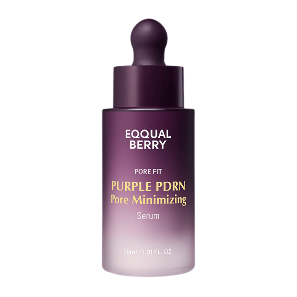 EQUAL BERRY Purple PDRN Pore Minimizing Serum σε μια μωβ γυάλινη φιάλη με πιπέτα και λευκό-κίτρινο κείμενο σε λευκό φόντο.