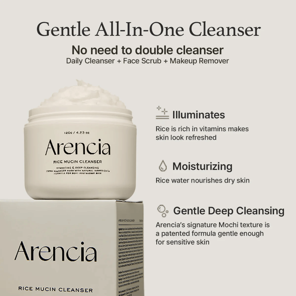 Arencia Rice Mucin Cleanser visas tillsammans med förpackning. Texten lyfter tre fördelar: lystergivande med risvitaminer, återfuktande med risvatten och skonsam djuprengöring med Mochi-textur – allt i en produkt.