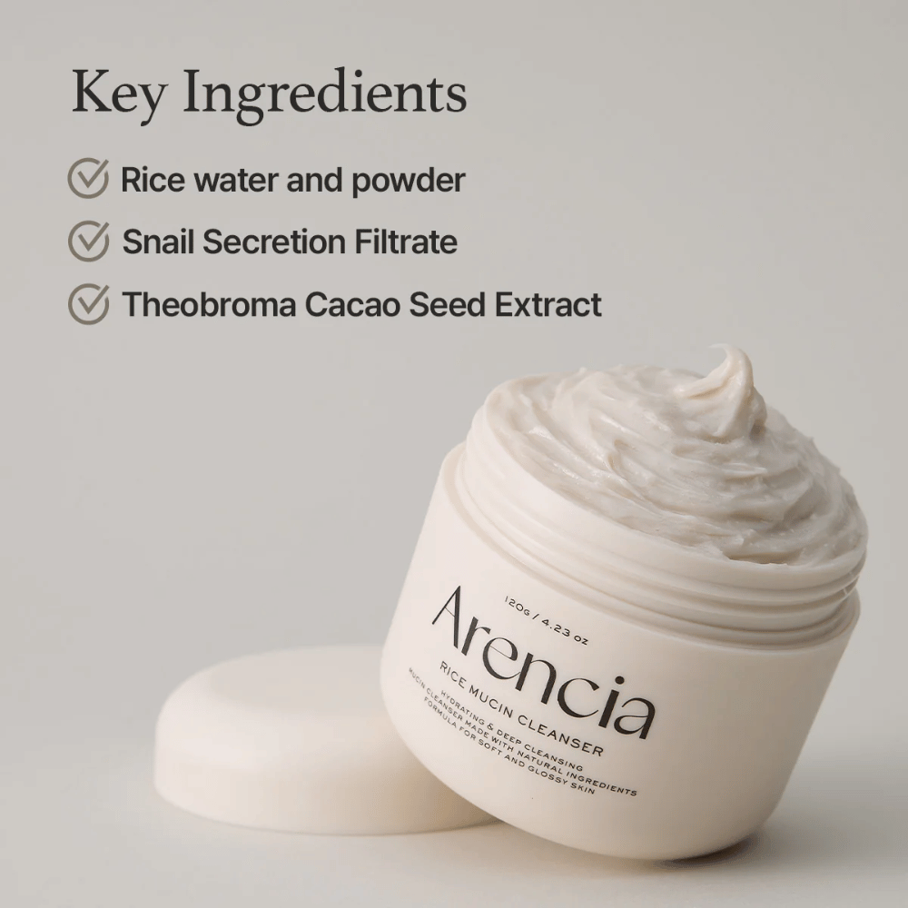 Δοχείο με Arencia Rice Mucin Cleanser, ανοιχτό και γεμάτο με μία κρεμώδη, λευκή καθαριστική κρέμα. Το κείμενο απαριθμεί βασικά συστατικά: νερό και σκόνη ρυζιού, εκχύλισμα σαλιγκαριού και εκχύλισμα κακάο.