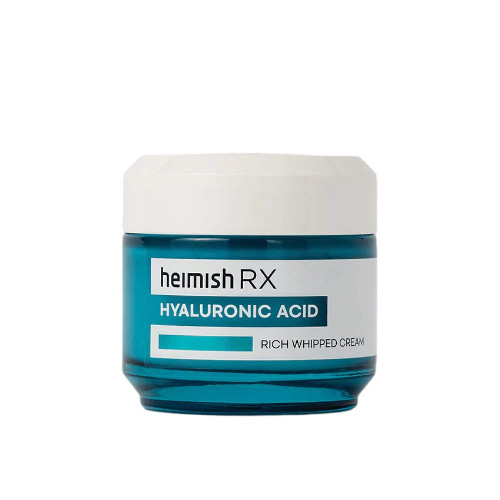 Heimish RX Hyaluronic Acid Rich Whipped Cream σε ένα κομψό μπλε γυάλινο βάζο με λευκό καπάκι. Μια θρεπτική κρέμα προσώπου με υαλουρονικό οξύ για εντατική ενυδάτωση και απαλή, γεμάτη επιδερμίδα.